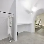 Cave Oia (Santorini)